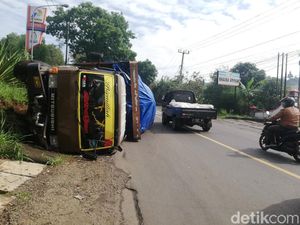 Truk Ekspedisi Bermuatan Penuh Barang Terguling di Sumedang