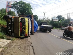 Truk Ekspedisi Bermuatan Penuh Barang Terguling di Sumedang