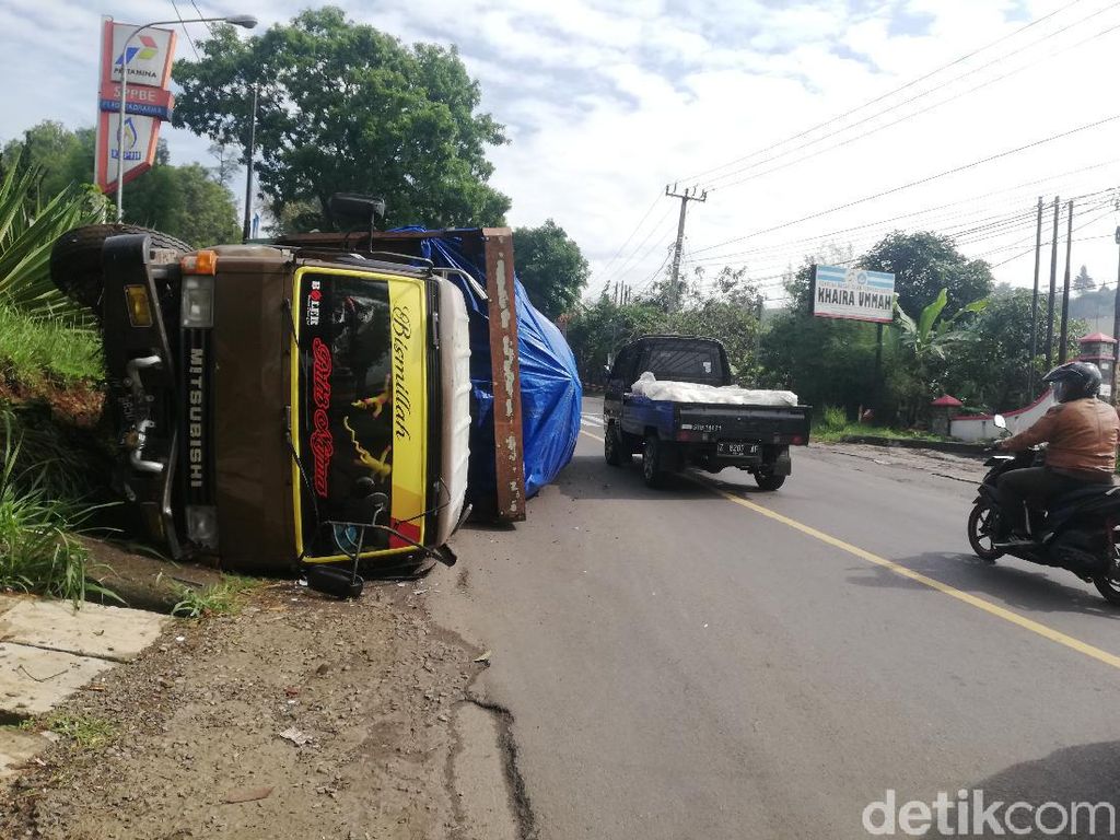 Truk Ekspedisi Bermuatan Penuh Barang Terguling di Sumedang Truk Ekspedisi Bermuatan Penuh Barang Terguling di Sumedang