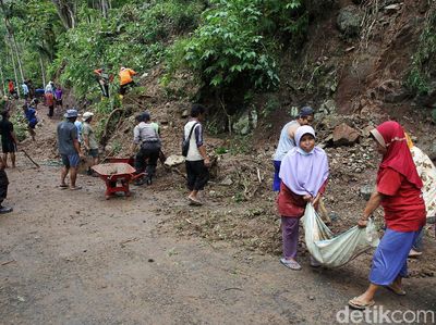 Warga Gotong-royong Bersihkan Material Longsor di Bukit Menoreh