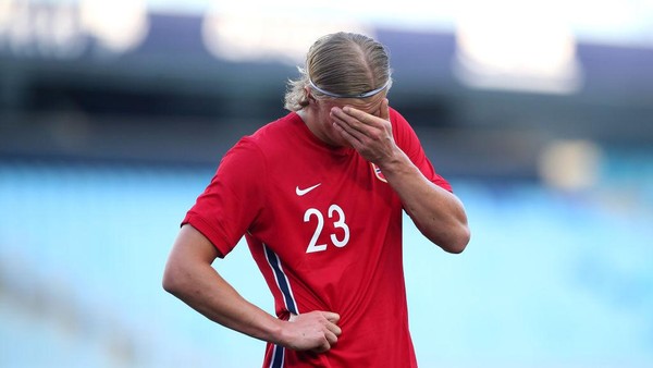 MALAGA, SPAIN - JUNE 06: Erling Haaland of Norway looks dejected during the International Friendly match between Norway and Greece at Estadio La Rosaleda on June 06, 2021 in Malaga, Spain. (Photo by Fran Santiago/Getty Images)