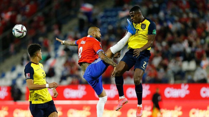 SANTIAGO, CHILE - NOVEMBER 16: Arturo Vidal of Chile and Felix Torres Caicedo of Ecuador fight for the ball  during a match between Chile and Ecuador as part of FIFA World Cup Qatar 2022 Qualifiers at San Carlos de Apoquindo Stadium on November 16, 2021 in Santiago, Chile. (Photo by Marcelo Hernandez/Getty Images)