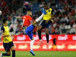 Parah! Tendangan Kungfu Vidal Bikin Bek Ekuador Terkapar