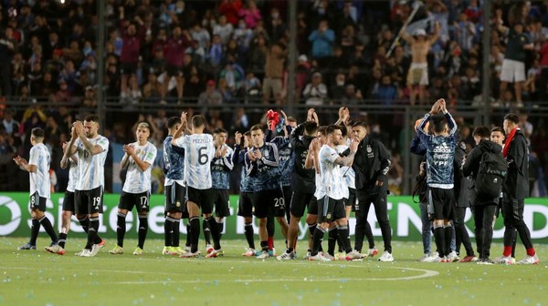 SAN JUAN, ARGENTINA - NOVEMBER 16: Lionel Messi (C) of Argentina and his teammates wave fans after a match between Argentina and Brazil as part of FIFA World Cup Qatar 2022 Qualifiers at San Juan del Bicentenario Stadium on November 16, 2021 in San Juan, Argentina. (Photo by Daniel Jayo/Getty Images)