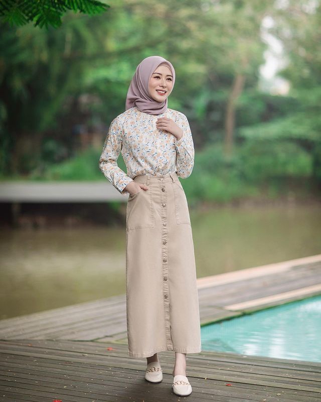 Siapa yang tak kenal Ayana Moon selebgram cantik asal Korea yang terkenal di Indonesia. Yuk kita intip style outfitnya!