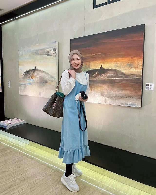 Siapa yang tak kenal Ayana Moon selebgram cantik asal Korea yang terkenal di Indonesia. Yuk kita intip style outfitnya!