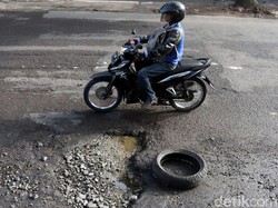 Yuk Jepret Jalan Rusak, Laporkeun!