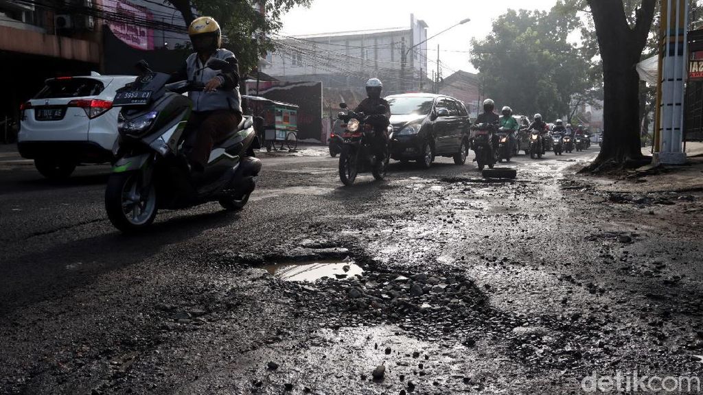 Bikin Was-was, Jalan Gatot Subroto di Bandung Rusak hingga Berlubang