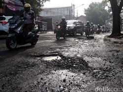 Mang Oded, Jalan Gatot Subroto Rusak Bikin Celaka Pengendara