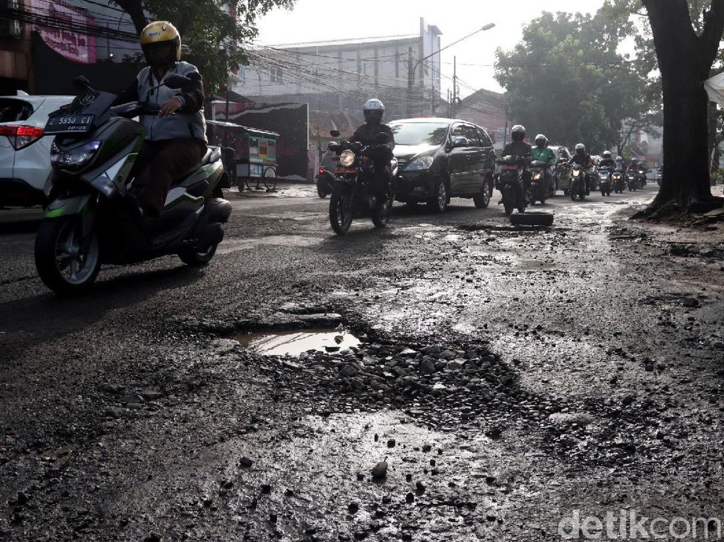 Bikin Was-was, Jalan Gatot Subroto di Bandung Rusak hingga Berlubang