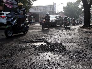 Mang Oded, Jalan Gatot Subroto Rusak Bikin Celaka Pengendara Mang Oded, Jalan Gatot Subroto Rusak Bikin Celaka Pengendara