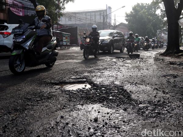 Bikin Was-was, Jalan Gatot Subroto di Bandung Rusak hingga Berlubang