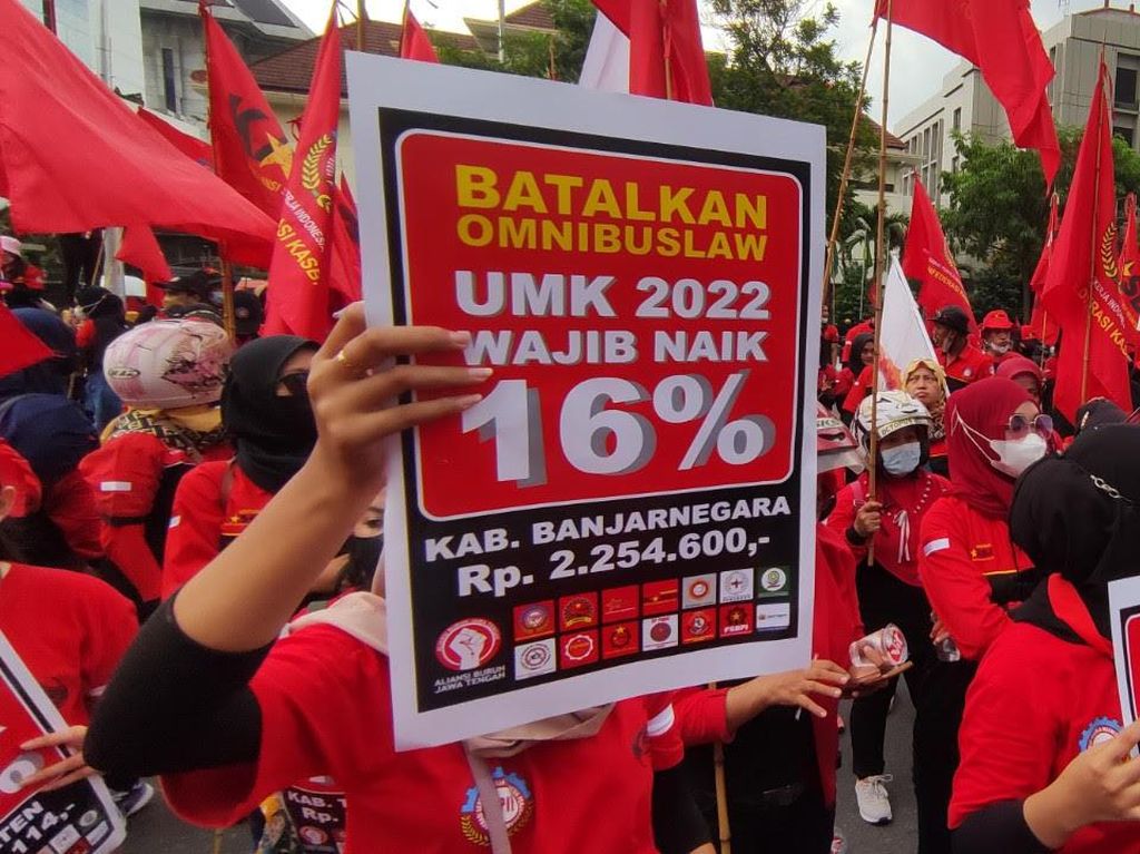 Sambangi Kantor Ganjar Pranowo, Buruh Tuntut Upah Naik 16% Sambangi Kantor Ganjar Pranowo, Buruh Tuntut Upah Naik 16%