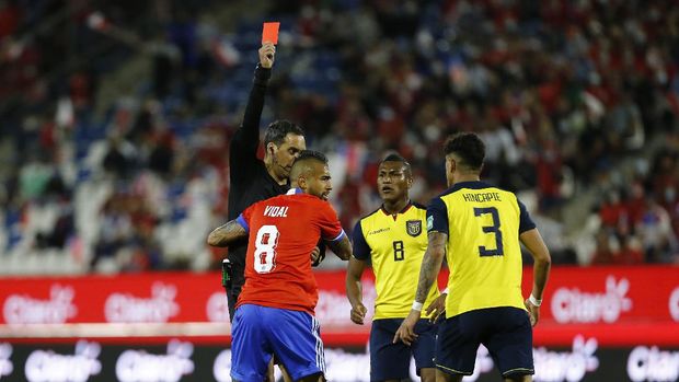 Soccer Football - World Cup - South American Qualifiers - Chile v Ecuador - Estadio San Carlos de Apoquindo, Santiago, Chile - November 16, 2021 Chile's Arturo Vidal is shown a red card by referee Fernando Rapallini Pool via REUTERS/Marcelo Hernandez