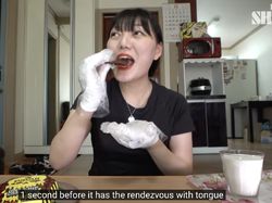 Cicip Keripik Terpedas di Dunia, Wanita Ini Tunjukkan Reaksi Tak Terduga
