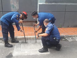 Damkar Jaksel Selamatkan HP Anggota Bawaslu yang Jatuh ke Gorong-gorong