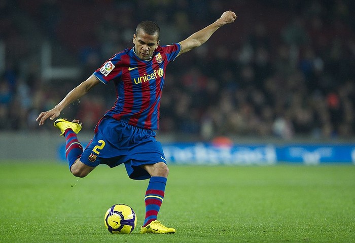 BARCELONA, SPAIN - JANUARY 16: Daniel Alves of FC Barcelona passes the ball  during the La Liga match between Barcelona and Sevilla at the Camp Nou stadium on January 16, 2010 in Barcelona, Spain. Barcelona won 4-0. (Photo by Manuel Queimadelos Alonso/Getty Images)