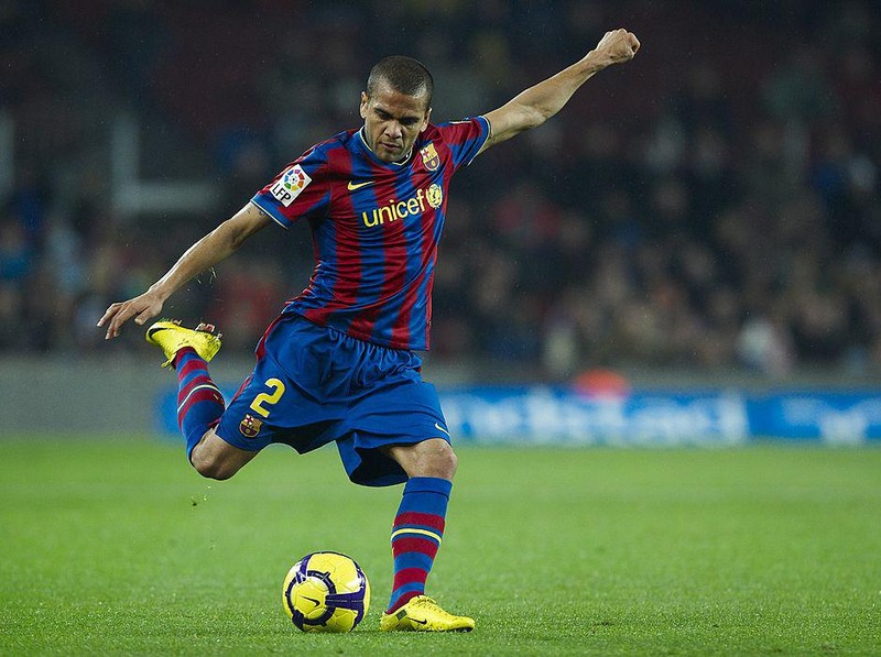 BARCELONA, SPAIN - JANUARY 16: Daniel Alves of FC Barcelona passes the ball  during the La Liga match between Barcelona and Sevilla at the Camp Nou stadium on January 16, 2010 in Barcelona, Spain. Barcelona won 4-0. (Photo by Manuel Queimadelos Alonso/Getty Images)