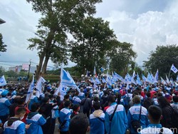 Tuntut Kenaikan Upah Minimal 10%, Ribuan Buruh Geruduk Gedung Sate