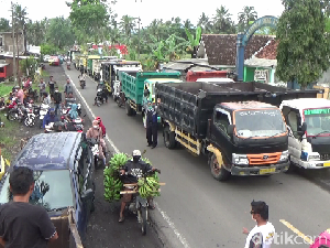 Demo Sopir Truk Pasir Bikin Jalur Lumajang-Malang Dialihkan