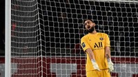 Gianluigi Donnarumma bisa dibilang dalam periode terburuknya. Pun tempatnya di skuad PSG, masih kerap dirotasi oleh Keylor Navas (AFP)