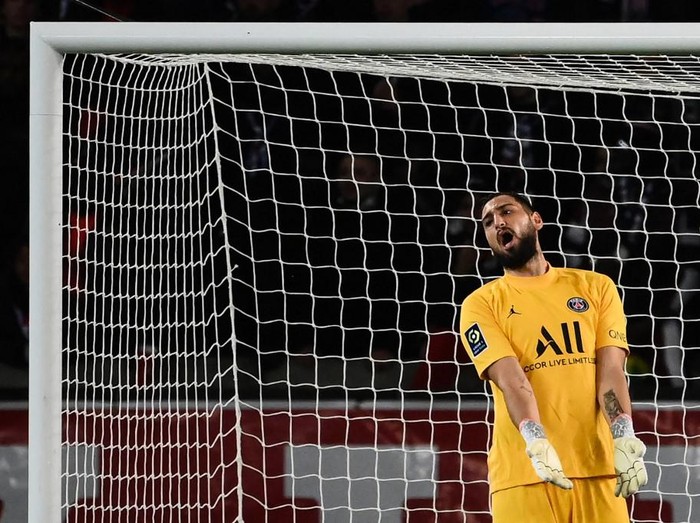 Paris Saint-Germain's Italian goalkeeper Gianluigi Donnarumma reacts during the French L1 football match between Paris Saint-Germain (PSG) and LOSC Lille at the Parc des Princes stadium, in Paris, on October 29, 2021. (Photo by FRANCK FIFE / AFP)