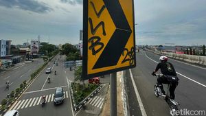 Duh, Sampah-Coretan Bikin Kumuh Jembatan Layang Rawa Panjang