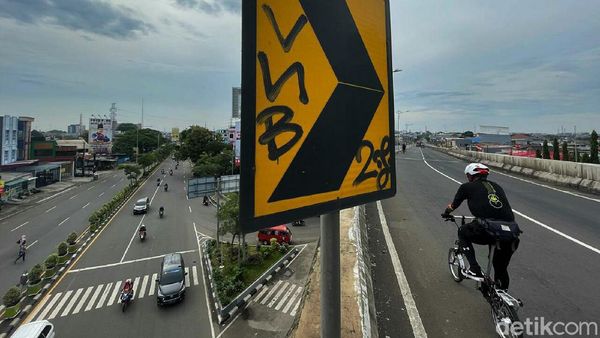 Duh, Sampah-Coretan Bikin Kumuh Jembatan Layang Rawa Panjang