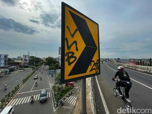 Duh, Sampah-Coretan Bikin Kumuh Jembatan Layang Rawa Panjang