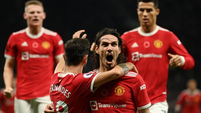 LONDON, ENGLAND - OCTOBER 30: Edinson Cavani of Manchester United celebrates scoring their teams second goal with Bruno Fernandes during the Premier League match between Tottenham Hotspur and Manchester United at Tottenham Hotspur Stadium on October 30, 2021 in London, England. (Photo by Mike Hewitt/Getty Images)
