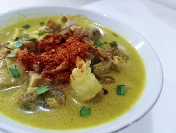 Makanan khas Cirebon yang satu ini memiliki cara masak yang unik yaitu menggunakan kayu bakar dan 