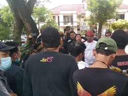 Massa Forkabi Geruduk Polsek Pondok Aren, Minta Polisi Bebaskan Rekannya