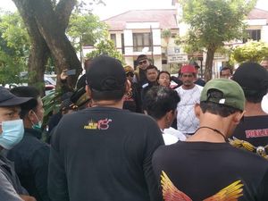 Massa Forkabi Geruduk Polsek Pondok Aren, Minta Polisi Bebaskan Rekannya Massa Forkabi Geruduk Polsek Pondok Aren, Minta Polisi Bebaskan Rekannya