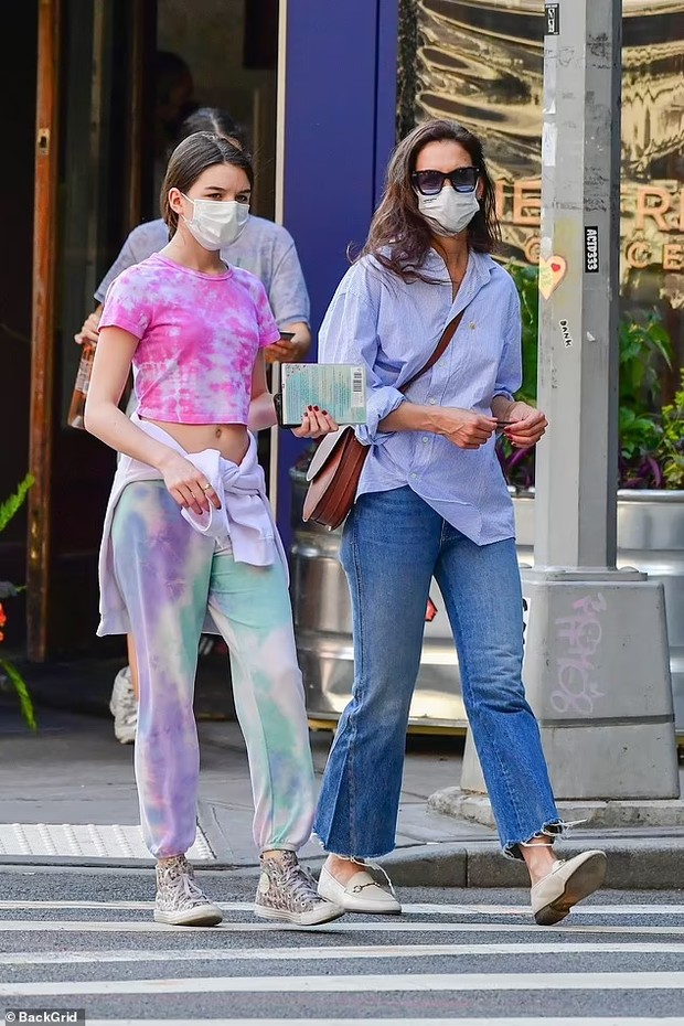 Foto: pinterest.com/Daily Mail Suri Cruise mengenakan tie dye/