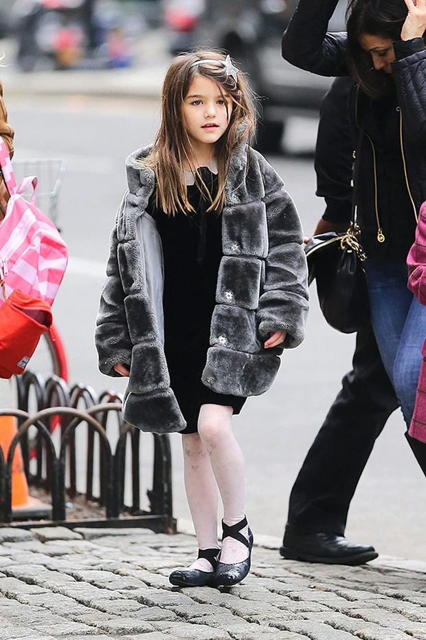 Foto: pinterest.com/HollywoodLife Suri Cruise mengenakan fur puffer coat/