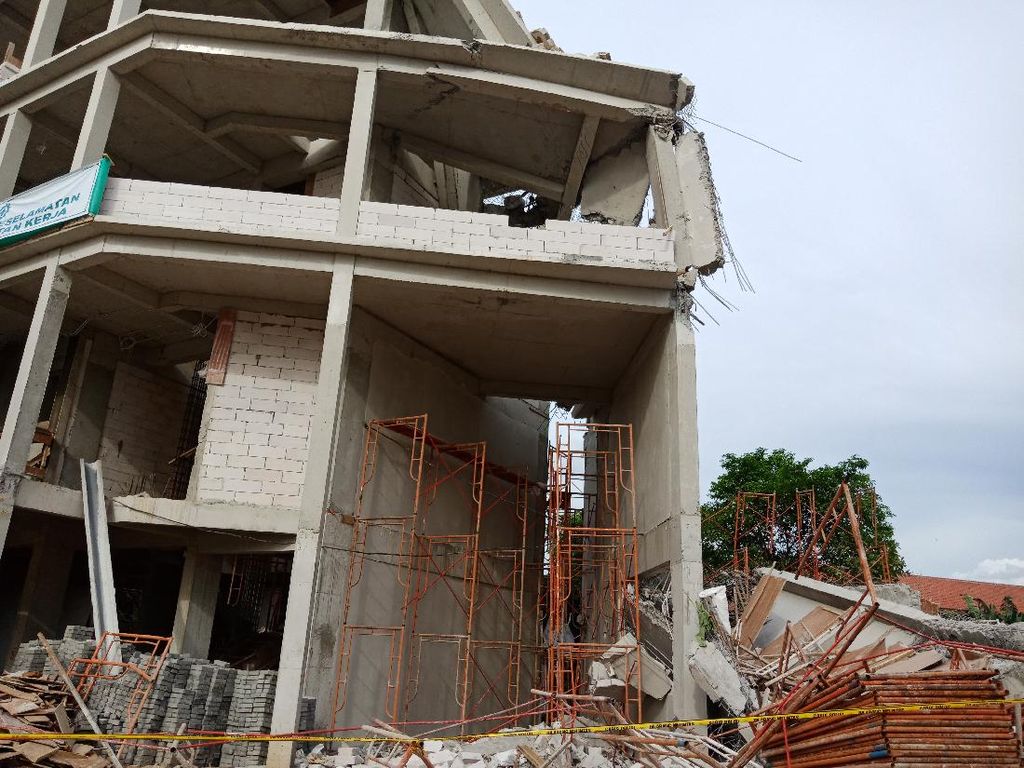 Polisi Selidiki Penyebab Robohnya Gedung SMAN 96 Jakarta