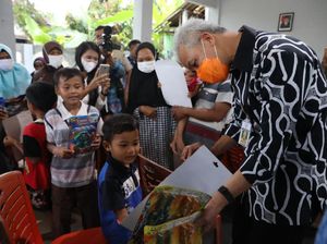 Bikin Girang, Ganjar Bawa Mainan untuk Anak Korban Bencana di Cilacap Bikin Girang, Ganjar Bawa Mainan untuk Anak Korban Bencana di Cilacap