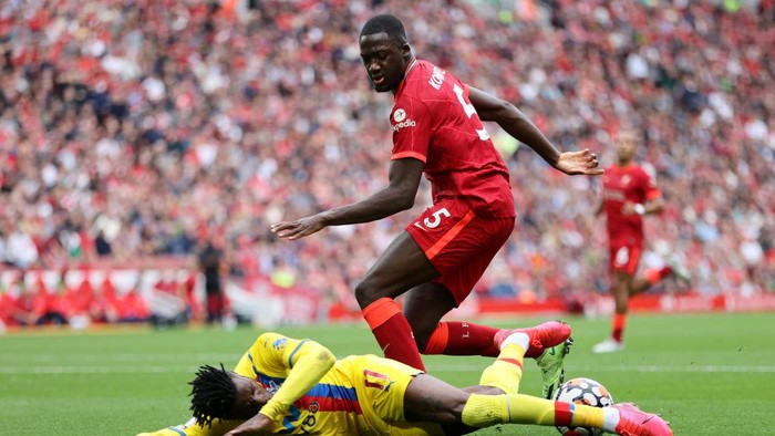 LIVERPOOL, ENGLAND - SEPTEMBER 18: Wilfried Zaha of Crystal Palace is challenged by Ibrahima Konate of Liverpool during the Premier League match between Liverpool and Crystal Palace at Anfield on September 18, 2021 in Liverpool, England. (Photo by Clive Brunskill/Getty Images)