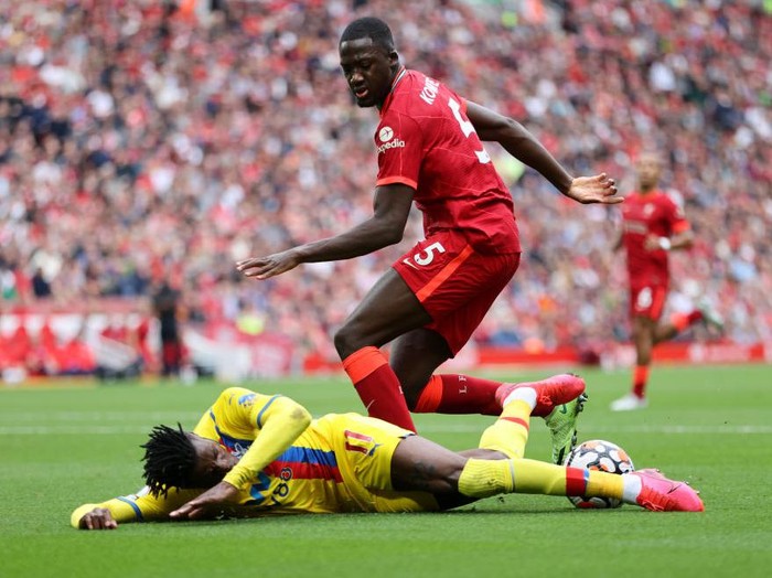 LIVERPOOL, ENGLAND - SEPTEMBER 18: Wilfried Zaha of Crystal Palace is challenged by Ibrahima Konate of Liverpool during the Premier League match between Liverpool and Crystal Palace at Anfield on September 18, 2021 in Liverpool, England. (Photo by Clive Brunskill/Getty Images)
