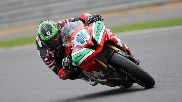 Britain's Sam Lowes rides his Yamaha YZF R6 during the Supersport race at Silverstone in Northamptonshire on August 4, 2013. Sofuoglu won the race with Lowes in second and Fabien Foret in third. AFP PHOTO / ADRIAN DENNIS (Photo by ADRIAN DENNIS / AFP)