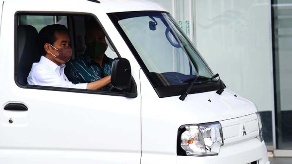 Wuss... Jokowi Jajal Mobil Listrik Minicab-MiEV