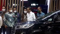 Jokowi Kunjungi Booth Toyota di GIIAS 2021