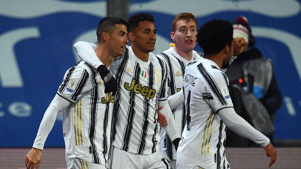 REGGIO NELL'EMILIA, ITALY - JANUARY 20: Cristiano Ronaldo of Juventus celebrates with team mate Danilo after scoring their sides first goal during the Italian PS5 Supercup match between Juventus and SSC Napoli at Mapei Stadium - Citta' del Tricolore on January 20, 2021 in Reggio nell'Emilia, Italy. Sporting stadiums around Italy remain under strict restrictions due to the Coronavirus Pandemic as Government social distancing laws prohibit fans inside venues resulting in games being played behind closed doors. (Photo by Claudio Villa/Getty Images)