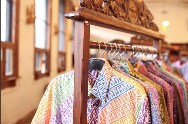 di Kampung Batik Trusmi, kamu bisa menemukan banyak koleksi batik khas Cirebon