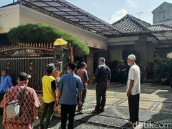 Max Sopacua Meninggal, Kerabat-Tetangga Berdatangan ke Rumah Duka