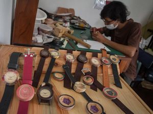 Unik, Jam Tangan Ini Terbuat dari Limbah Papan Skateboard