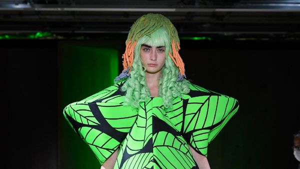 10 Koleksi Comme Des Garcons Spring/Summer 2022, Baju Unik Bertema Floral