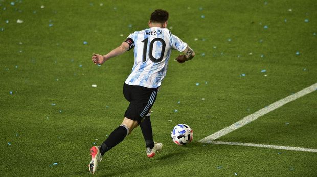 Argentina's Lionel Messi goes with the ball during a qualifying soccer match against Brazil for the FIFA World Cup Qatar 2022 at Bicentenario stadium in San Juan, Argentina, Tuesday, Nov. 16, 2021. (AP Photo/Gustavo Garello)