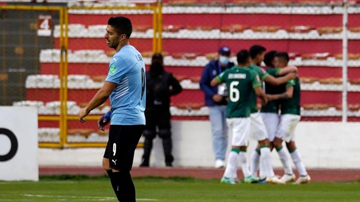 MIRAFLORES, BOLIVIA - NOVEMBER 16: Luis Suarez of Uruguay reacts as players of Bolivia celebrate the third goal of their team scored by Juan Arce of Bolivia during a match between Bolivia v Uruguay as part of FIFA World Cup Qatar 2022 Qualifiers at Estadio Hernando Siles on November 16, 2021 in Miraflores, Bolivia. (Photo by Javier Mamani/Getty Images)