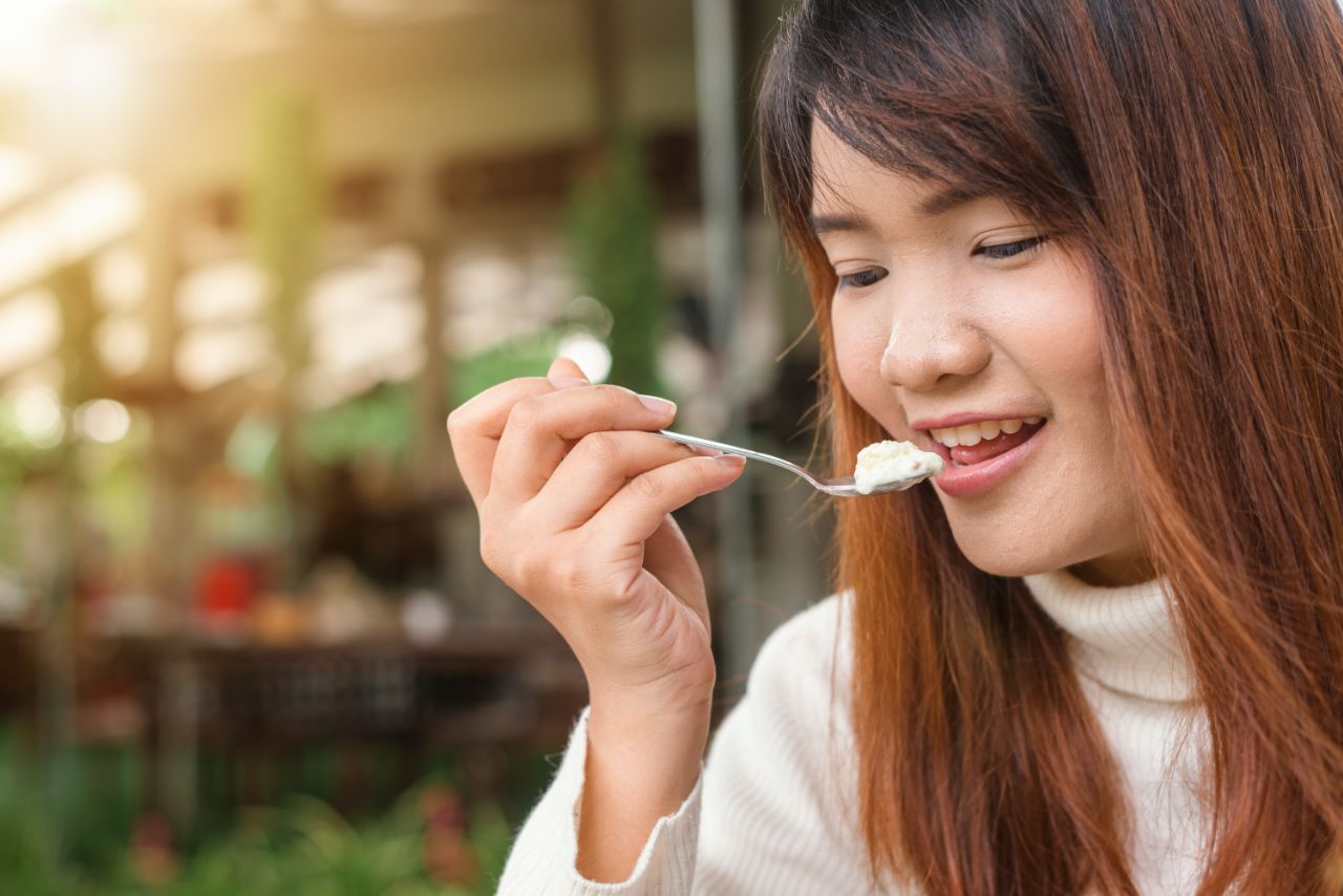 Makan secara perlahan untuk mengurangi nafsu makan/Foto: Tirachard Kumtanom Makan secara perlahan untuk mengurangi nafsu makan